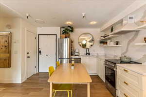 Photo 3 of 1940  PROSPECTOR AVE #420