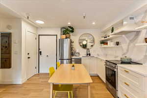 Photo 4 of 1940  PROSPECTOR AVE #420