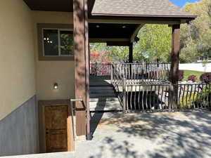 Deck featuring fence