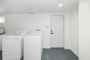 Laundry room with laundry area, a textured ceiling, visible vents, washing machine and dryer, and baseboards