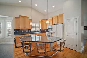 Kitchen w/built in barstools