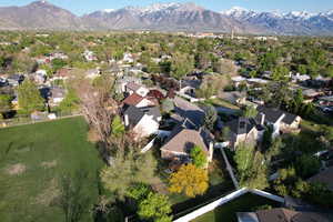 Bird's eye view featuring a residential view and a mountain view