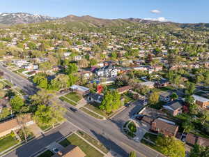 Bird's eye view with a residential view and a mountain view