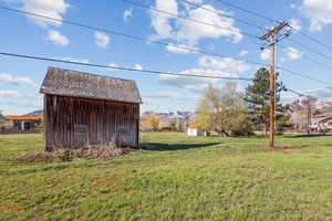 View of yard featuring an outdoor structure