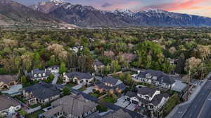 Bird's eye view featuring a residential view and a mountain view