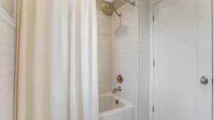 Full bath with shower / tub combo with curtain