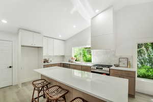 Kitchen featuring a sink, a breakfast bar, stainless steel appliances, and light wood-style flooring