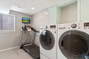 Laundry room with independent washer and dryer, laundry area, visible vents, recessed lighting, and baseboards