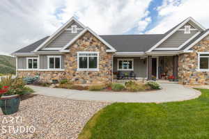 Craftsman house featuring a front yard and covered porch