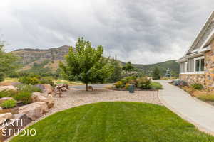 View of yard featuring a mountain view
