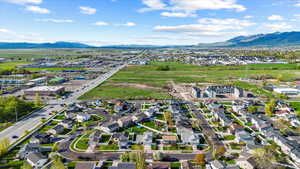 Drone / aerial view featuring a mountain view