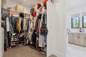 Walk in closet featuring a sink
