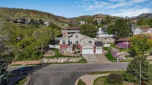 Aerial view with a mountain view