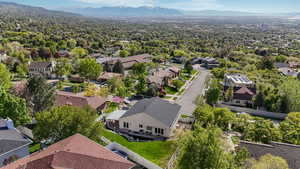 Bird's eye view featuring a mountain view and a residential view