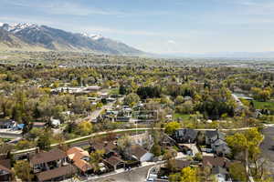 Bird's eye view featuring a residential view and a mountain view