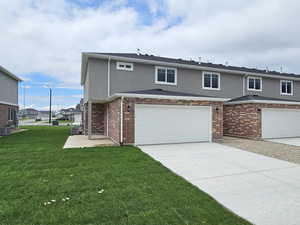 View of front of home featuring driveway, a garage, stucco siding, a front lawn, and cooling unit
