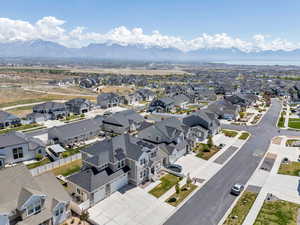 Bird's eye view featuring a mountain view and a residential view