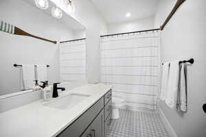 Full bath featuring toilet, vanity, and recessed lighting
