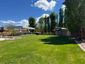 View of yard featuring an outbuilding