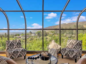 Sunroom / solarium featuring a mountain view