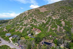 Aerial view of property's location featuring mountains