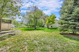 View of yard featuring an outbuilding
