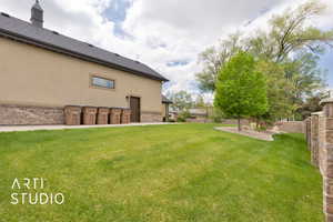 View of grassy yard