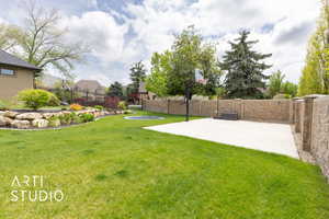 View of yard featuring a residential view