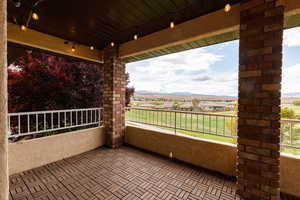 Balcony featuring a mountain view and golf course