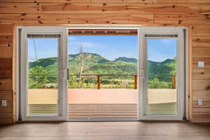 Entryway featuring a mountain view