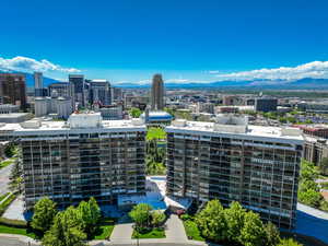 City view featuring mountains