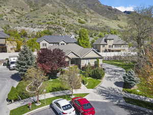 Birds eye view of property featuring a residential view and a mountain view