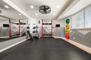 Exercise room with crown molding, baseboards, and recessed lighting