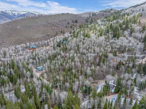 Aerial view of property's location featuring mountains