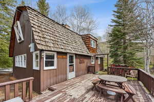 Deck with outdoor dining space