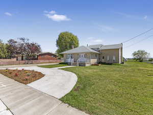 Convenient circle driveway.