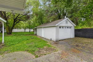 Detached garage featuring driveway