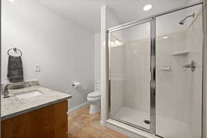 Second-floor hallway bath