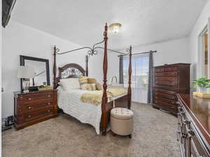 Primary bedroom w/ ensuite full bath