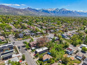 Aerial view featuring a residential view and a mountain view