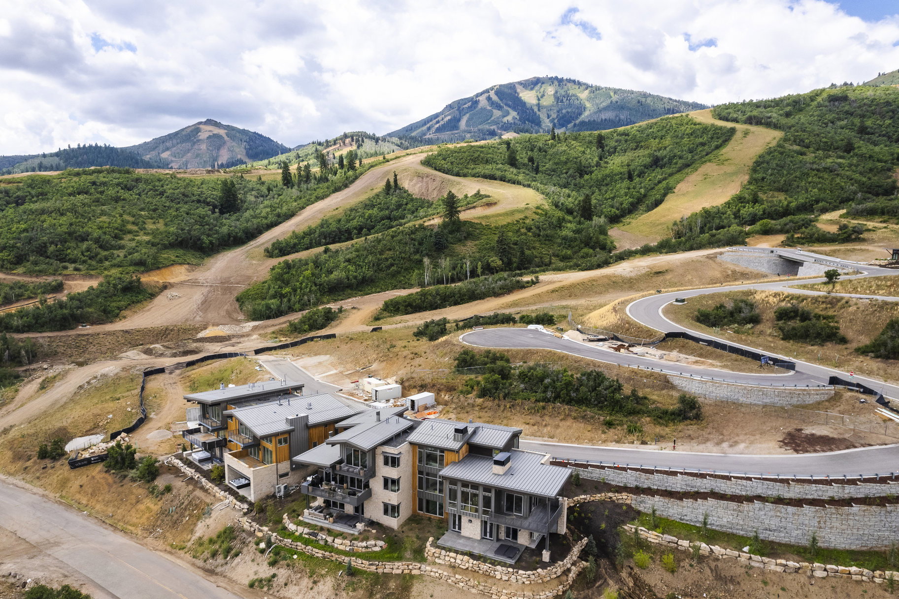 Aerial view of property and surrounding area featuring a mountainous background