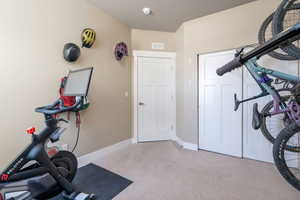 Workout room with carpet flooring and baseboards