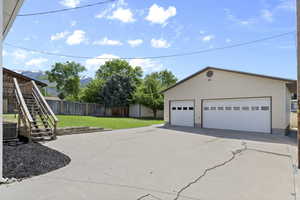 HUGE DETACHED GARAGE