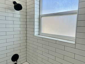 Full bathroom featuring a tile shower