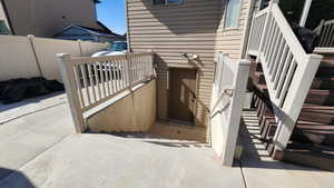 Entrance to property featuring fence