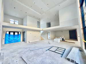 Miscellaneous room with a high ceiling