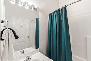 Primary en suite full bathroom