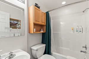 Hall full bathroom