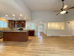 Kitchen featuring open floor plan, a center island, a chandelier, backsplash, and recessed lighting