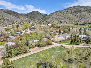 Aerial view of property's location featuring a mountain backdrop